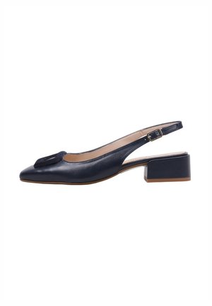 Escarpin en cuir bleu marine à talon compensé, avec un bout arrondi et un petit talon. Présente un accent décoratif texturé sur le bout.
