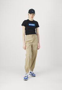 HUGO HISUNE - Kargopüksid - open beige