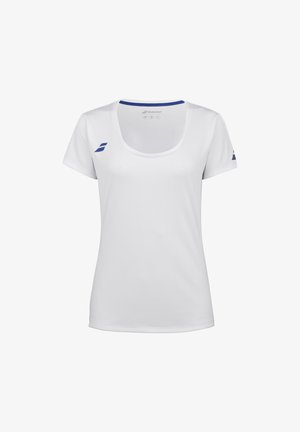 Camiseta blanca de manga corta con escote en forma de barco, que presenta acentos azules en el collar y el logo del lado izquierdo del pecho. Tela suave y ligera.