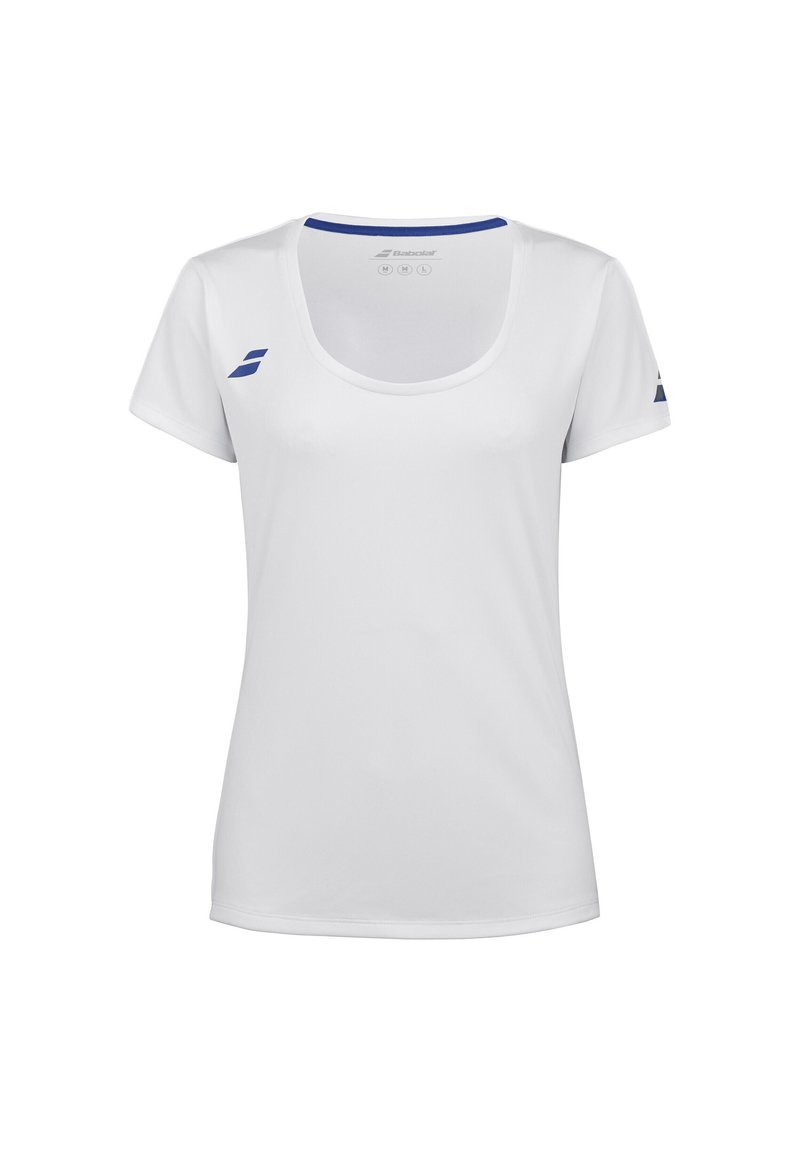 Camiseta blanca de manga corta con escote en forma de barco, que presenta acentos azules en el collar y el logo del lado izquierdo del pecho. Tela suave y ligera.