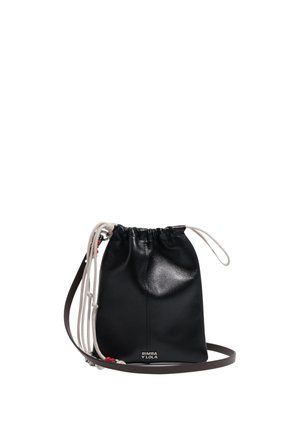 Bolsa de saco negra de cuero con cordones blancos, una delgada correa oscura para el hombro y un pequeño logo de "Bimba y Lola" en el centro inferior.