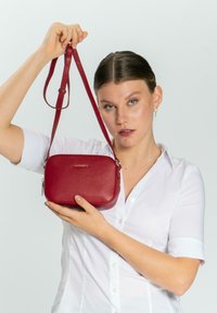 Borsa a tracolla rossa in pelle con una finitura testurizzata, forma rettangolare, dettagli in hardware dorato e tracolla regolabile.