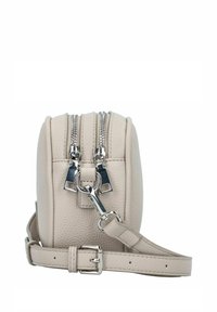 Beige Leder Umhängetasche in rechteckiger Form, mit doppeltem Reißverschluss oben, silberner Hardware und einem verstellbaren Tragegurt.