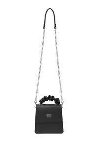 Borsa a mano in ecopelle nera con forma strutturata, tracolla a catena e manico superiore arricciato. Presenta dettagli del logo in argento sulla parte anteriore.
