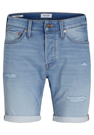 Shorts en denim bleu clair avec ourlets retroussés, présentant des patchs déchirés et des garnitures en ton cuivré. Design classique à cinq poches.