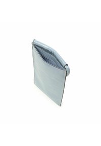 Læder clutch taske i lyseblå med krokodillepræg, fold-over top og glat indvendig for. Syningerne i siden er synlige.