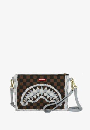 Bolso bandolera rectangular con patrón de cuadros marrón y negro, gráfico de boca de tiburón blanca, correa gris y herrajes de tono dorado.