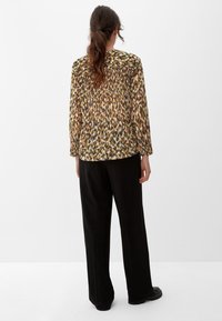 s.Oliver MIT ALLOVERMUSTER - Bluse - olivgrün