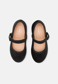 Zapatos Mary Jane negros con parte superior de tela texturizada, correa ajustable y forro interior suave. Presentan sutiles destellos multicolor.