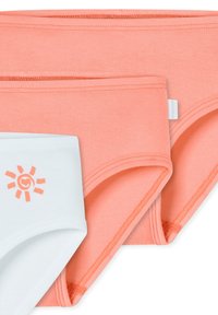 Drei Paare Damenunterwäsche in Koralle und Weiß. Die korallenfarbige Panties haben eine glatte Textur; die weiße Panty hat eine Sonnengrafik in Koralle.