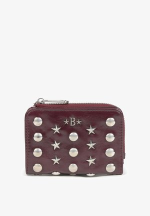 Cartera de cuero burdeos con herrajes plateados, que presenta remaches redondos y acentos de estrellas. Cierre de cremallera en la parte superior, forma rectangular compacta.