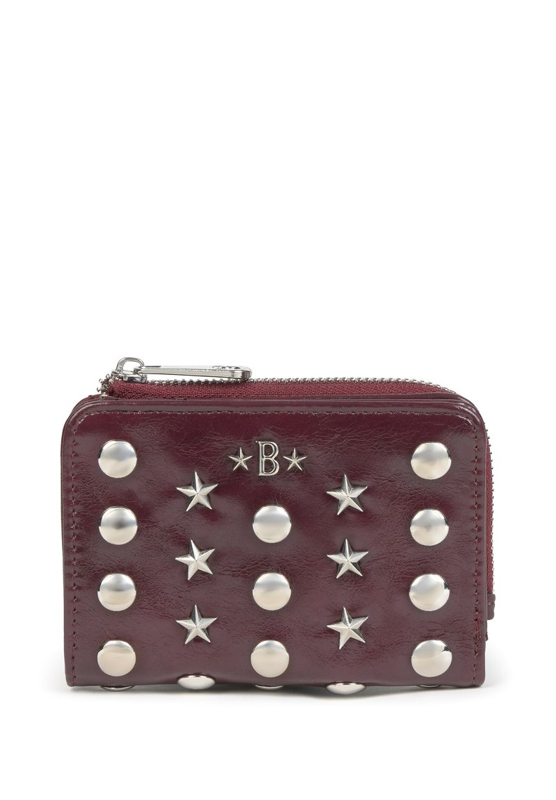Portefeuille en cuir bourgogne avec quincaillerie en argent, orné de clous ronds et d'accents en forme d'étoile. Fermeture à zip en haut, forme rectangulaire compacte.