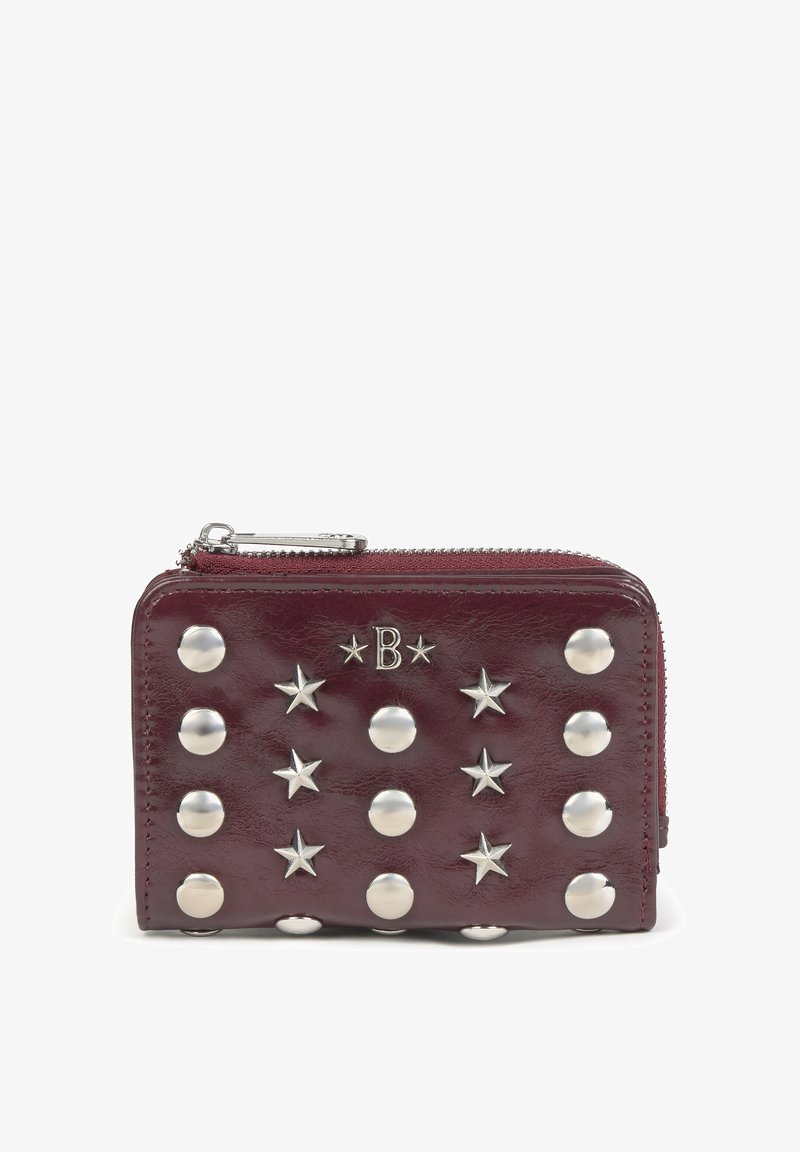 Portefeuille en cuir bourgogne avec quincaillerie en argent, orné de clous ronds et d'accents en forme d'étoile. Fermeture à zip en haut, forme rectangulaire compacte.
