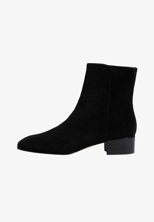 Stivaletto in suede nero con punta affusolata e tacco basso a blocco. Presenta un design elegante e una texture liscia, adatto a vari outfit.