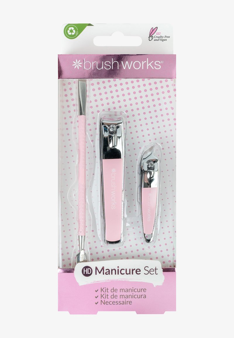 Set per manicure con tronchesi per unghie in acciaio inossidabile argentati con dettagli rosa, un risolutore per cuticole rosa con impugnatura testurizzata e confezione con pois.