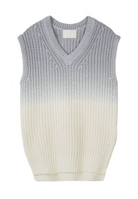 Pull sans manches tricoté gris et crème avec un col en V, présentant un motif côtelé texturé et un dégradé de couleur du foncé au clair.