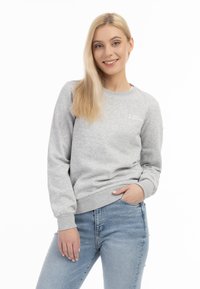 Grijze sweatshirt van een katoenmix, met een geribbelde ronde hals en boorden, voorzien van een klein wit logo op de borst. Gekozen in combinatie met blauwe jeans.