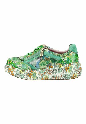 Groene sneaker met bloemenpatronen, zijrits, veters aan de voorkant en een dikke zool versierd met oranje en groene bloemmotieven.