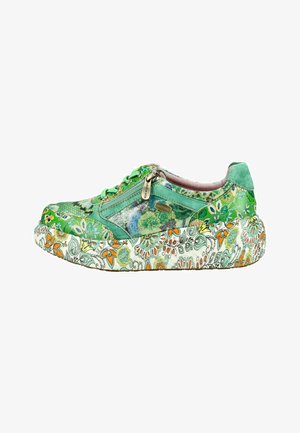 Baskets vertes avec motifs floraux, fermeture éclair latérale, laçage frontal, et semelle épaisse décorée de motifs floraux orange et verts.