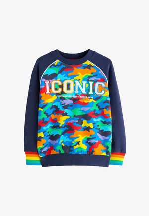 Barevný svetr s kamuflážním vzorem v modré, zelené, žluté a červené barvě. Má kulatý výstřih, žebrované manžety a text "ICONIC" na přední straně.