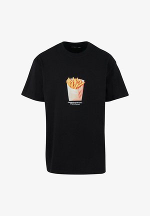 Must musta T-särk, millel on prantsuse friikartulite graafik paberpakendis ja valge tekst graafika all. Lühikesed varrukad ja ümmargune kaelus.