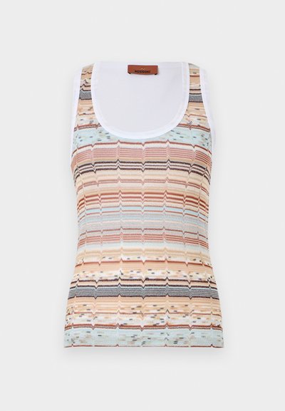 Μπλούζα αμάνικη με πολύχρωμο ζιγκ-ζαγκ σχέδιο σε παστέλ αποχρώσεις, με λευκό τελείωμα στο λαιμό και ετικέτα μάρκας στην πλάτη.