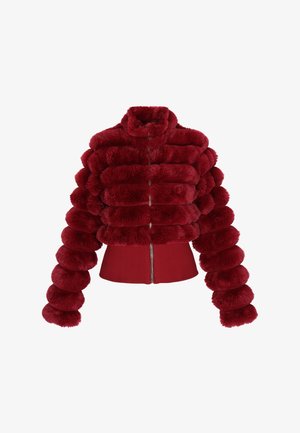 Veste en fausse fourrure rouge au design volumineux, avec un col haut, des manches longues et une fermeture éclair à l'avant, le tout avec une taille cintrée.