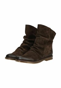 Bruine suède enkellaarsjes met een slordig design, een glad leren neuskapje, platte zool en subtiele branding aan de zijkant.