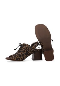 Leopardmuster Veloursleder Slingback-Schuhe mit offener Zehe, Schnürdetails und einem quadratischen Holzabsatz. Texturierte Oberfläche sorgt für visuelles Interesse.