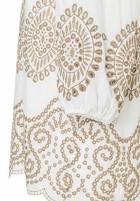 Witte stoffen top met complexe gouden borduurwerk in bloemen- en slingerpatronen, met elastische manchetten en een geschulpte zoom.