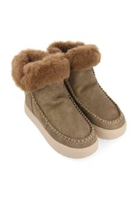 Botas de tobillo marrones hechas de un material brillante con un puño de piel de peluche, que presentan costuras decorativas y una suela de goma de color claro.