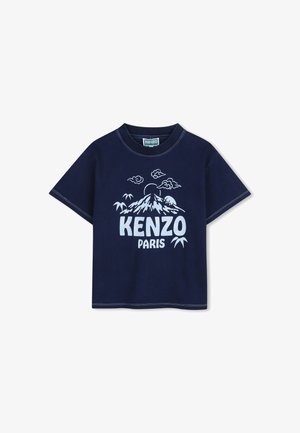T-shirt en coton bleu marine avec un motif graphique blanc représentant une montagne, des nuages, et le texte "KENZO PARIS". Manches courtes et col rond.