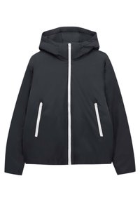 Veste matelassée noire avec capuche, dotée d'une fermeture éclair frontale et de deux poches latérales inclinées avec des fermetures éclair blanches. Texture lisse et design minimaliste.