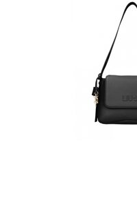 Borsa a tracolla in pelle nera con chiusura a pattina, tracolla regolabile, logo in rilievo e un piccolo portachiavi decorativo attaccato.