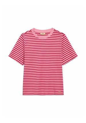 Różowo-czerwony T-shirt z krótkim rękawem w poziome paski, z okrągłym dekoltem, prezentowany na białym tle.