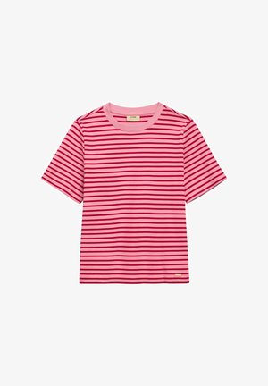 Różowo-czerwony T-shirt z krótkim rękawem w poziome paski, z okrągłym dekoltem, prezentowany na białym tle.