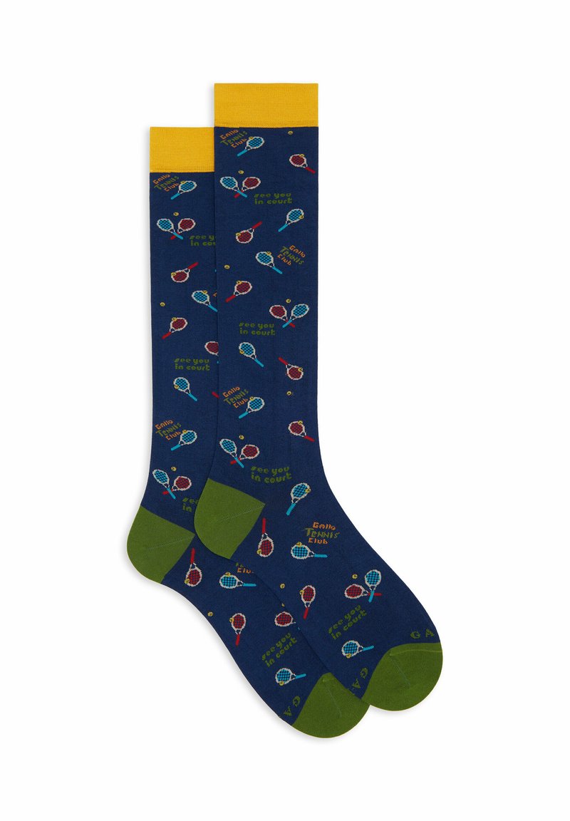 Calzini blu navy con risvolto giallo e tacco verde. Presentano racchette da tennis e testo: "ci vediamo in campo" e "Emily's Tennis Club."