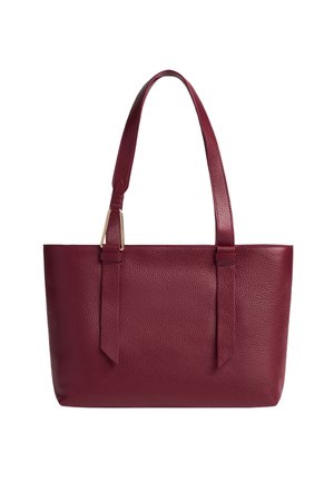 Borsa tote in pelle bordeaux con una finitura testurizzata, due manici robusti e un design minimalista. Presenta dettagli in metallo dorato.