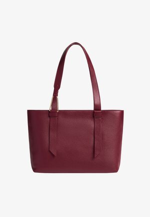 Sac fourre-tout en cuir bordeaux avec une finition texturée, deux poignées solides et un design minimaliste. Caractérisé par des accents en matériel doré.