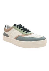 Multifarvede sneakers har en struktureret hvid overflade, grønne og beige accenter, sorte snørebånd og en tykk hvid sål med et struktureret mønster.