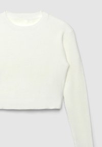 Biały, prążkowany, długi rękaw crop top z okrągłym dekoltem. Materiał wydaje się miękki z subtelną teksturą, odpowiedni na codzienne noszenie.