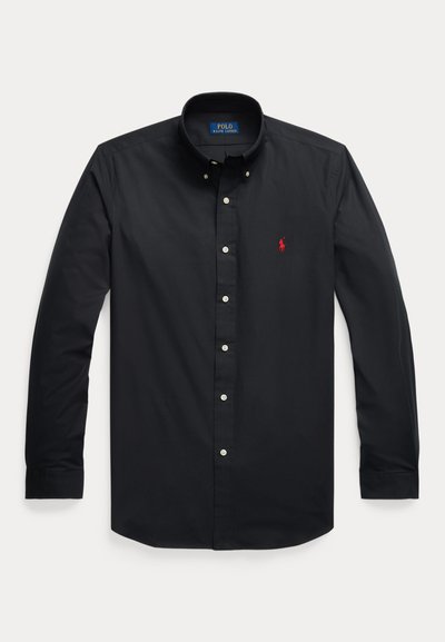 Črna srajca z dolgimi rokavi na gumbe z majhnim rdečim vezenim logotipom Polo Ralph Lauren na levi strani prsnega koša.