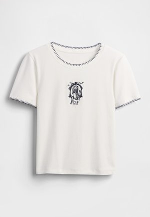 Wit T-shirt met korte mouwen en een ronde hals, met donkerblauwe gestikte randen en een geborduurde afbeelding met tekst en een decoratief kader.