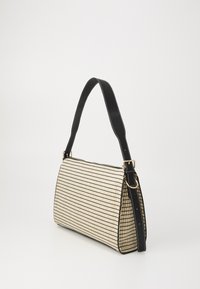 Borsa a mano beige e nera con un motivo a reticolo, forma rettangolare, texture liscia, e una tracolla nera con cuciture bianche e una fibbia dorata.