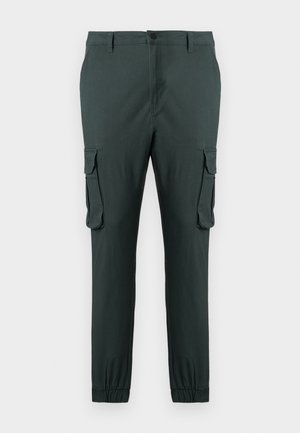 Dunkelgrüne Cargohose mit seitlichen Pattentaschen, elastischen Bündchen, Gürtelschlaufen sowie Vorderknopf- und Reißverschluss.