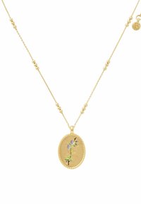 Gul vedhængs halskæde med en oval medaljon, der har et malet blomsterdesign på en tekstureret baggrund, holdt af en delikat kæde med perle-accenter.