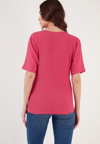 LELA REGULAR FIT - Lihtne T-särk - fuchsia