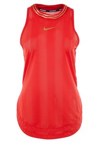 Rode Nike tanktop met een ronde hals, mesh stof, gouden accentlogo en verticale strepen voor extra textuur en ventilatie.