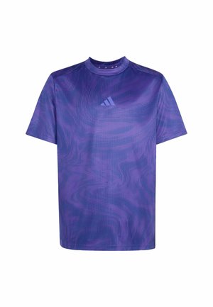 Fioletowa sportowa koszulka z krótkim rękawem, z delikatnym abstrakcyjnym wzorem i małym logo Adidas umieszczonym na środku poniżej dekoltu.