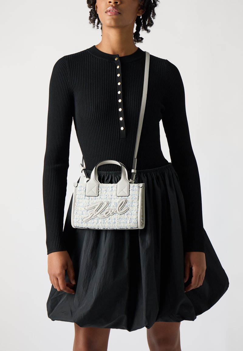 KARL LAGERFELD - SKUARE TOTE BOUCLE - Bolso de mano - kentucky blue/white, Ampliar